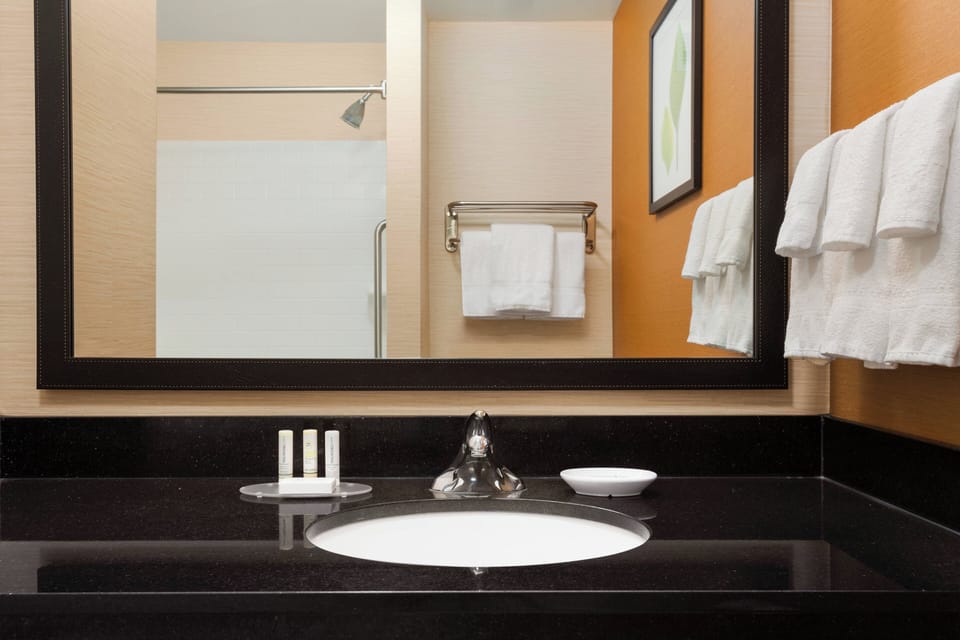 Combined shower/tub, hair dryer, towels