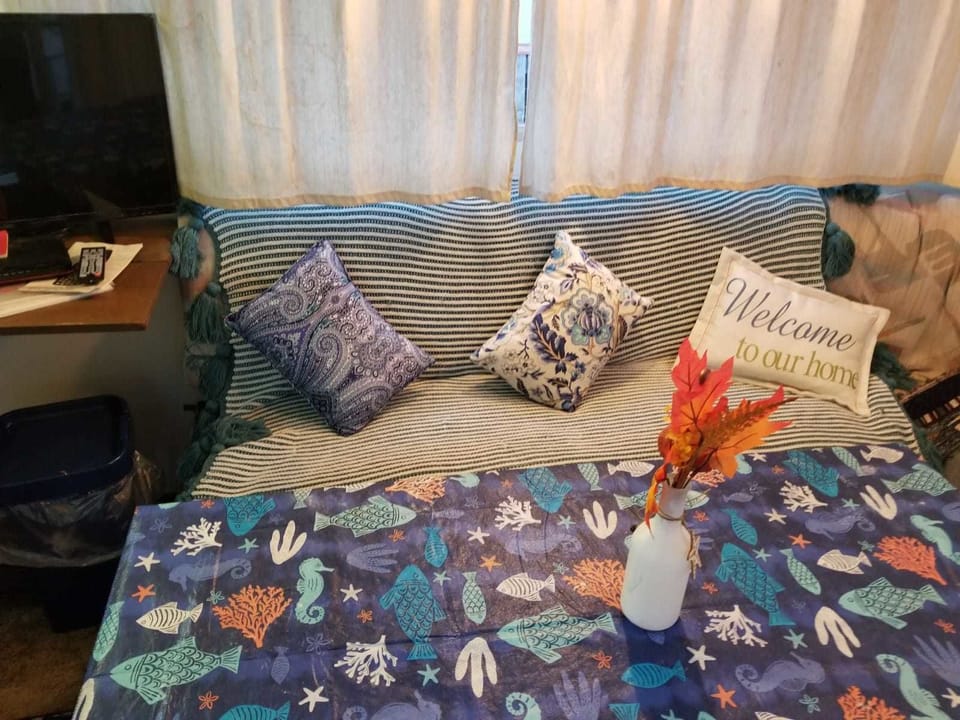 House Boat | Free WiFi, bed sheets