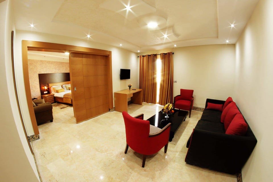 Suite | Premium bedding, minibar, soundproofing, free WiFi
