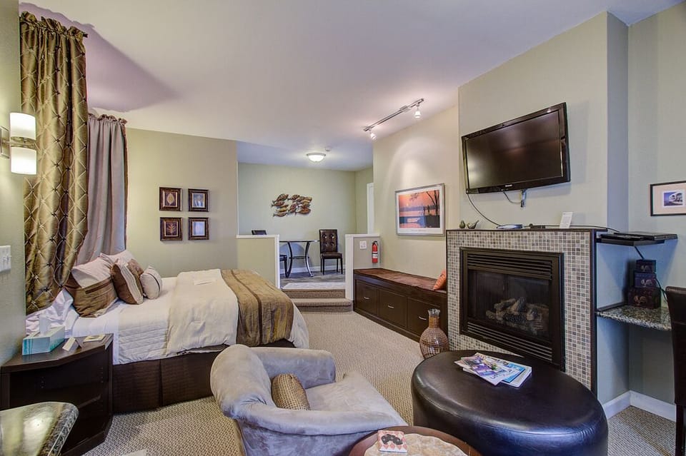 Honeymoon Suite, 1 King Bed, Non Smoking | Premium bedding, individually decorated, individually furnished