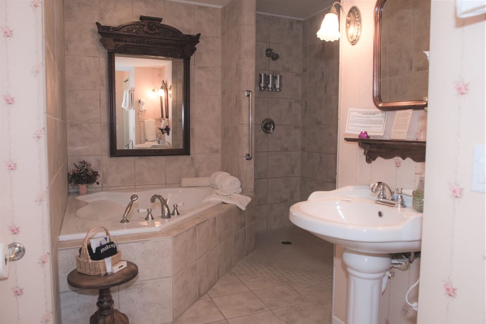 Deluxe Double Room, 1 King Bed, Non Smoking, Fireplace | Jetted tub