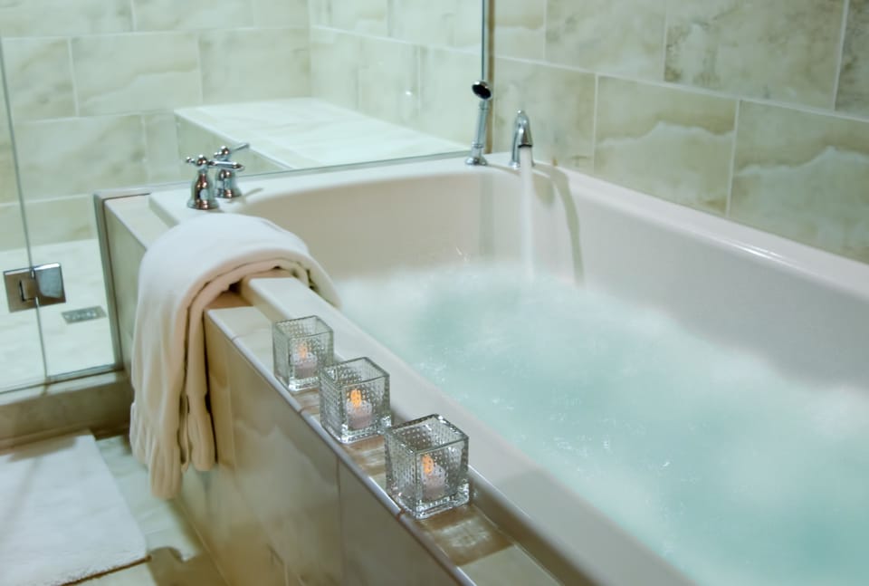 Honeymoon Suite, 1 King Bed, Non Smoking | Jetted tub