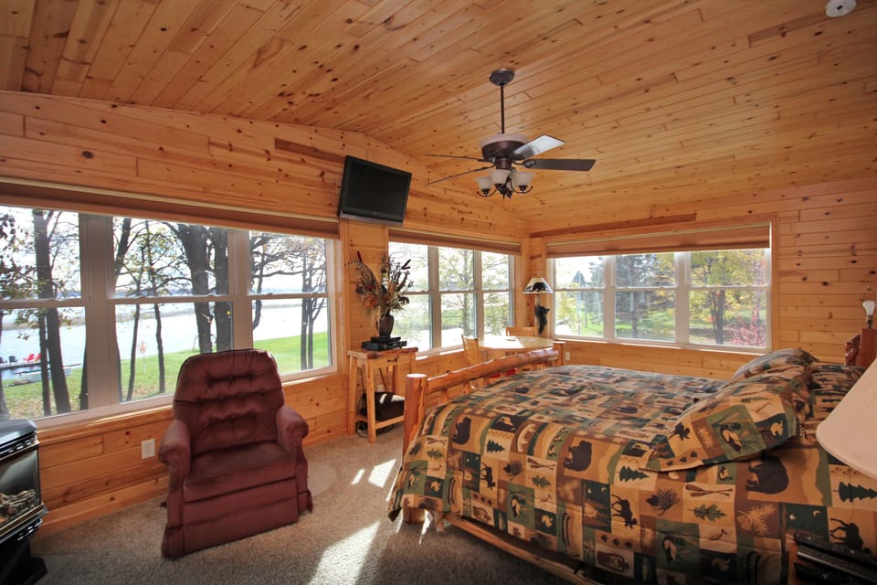 Deluxe Double Room, Ensuite, Lake View (Bay View Suite) | Premium bedding, individually decorated, individually furnished