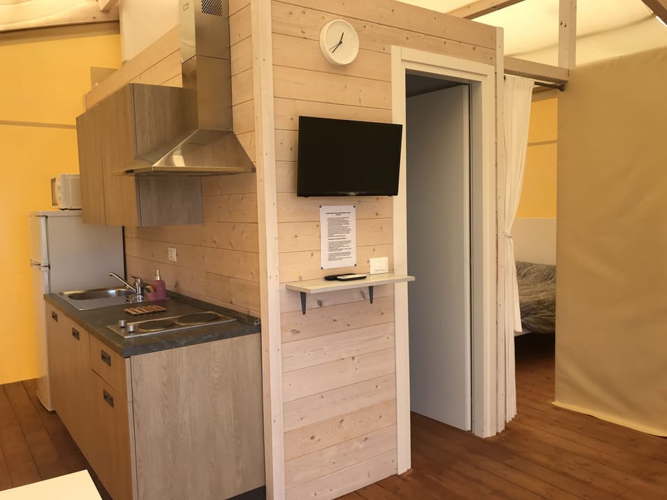 Fridge, microwave, stovetop, cookware/dishes/utensils