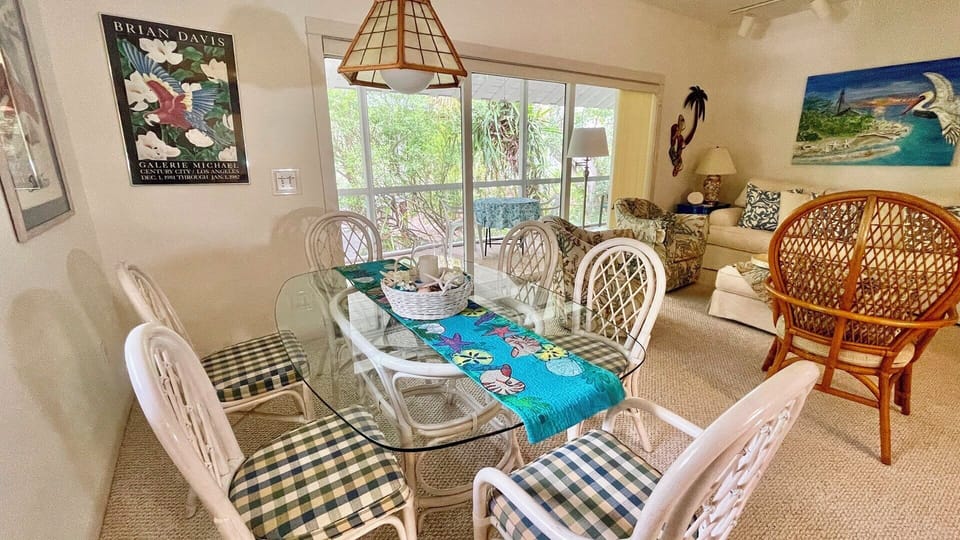 Dining area seats 6.