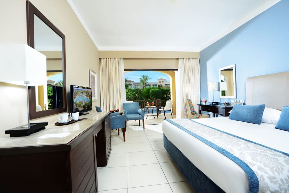 Family Double Room (Deluxe Swim Up) | Minibar, in-room safe, blackout drapes, rollaway beds (free)