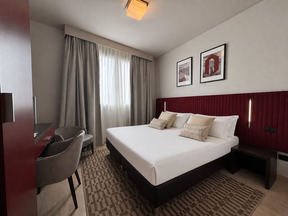 Minibar, desk, laptop workspace, cribs/infant beds