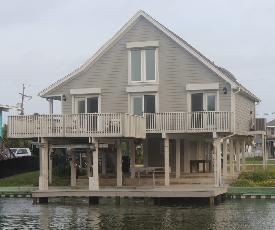 Canal house - ideal for fishing downstairs on the dock and enjoying the breeze.