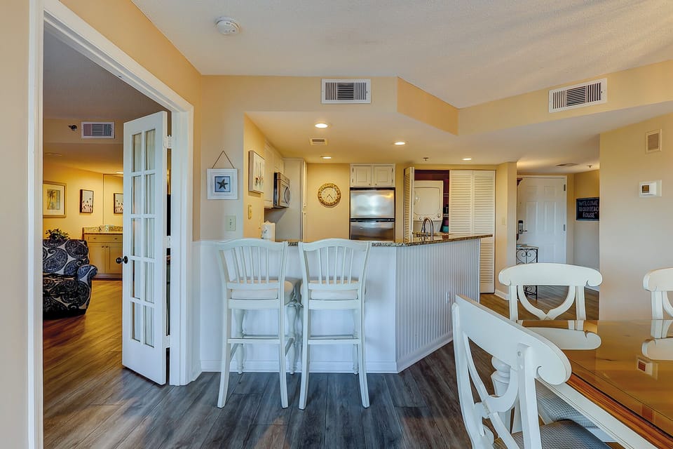 Dining Area & Kitchen