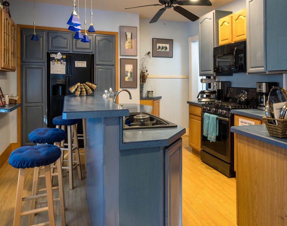 Kitchen with counter seating for communal cooking and spectators