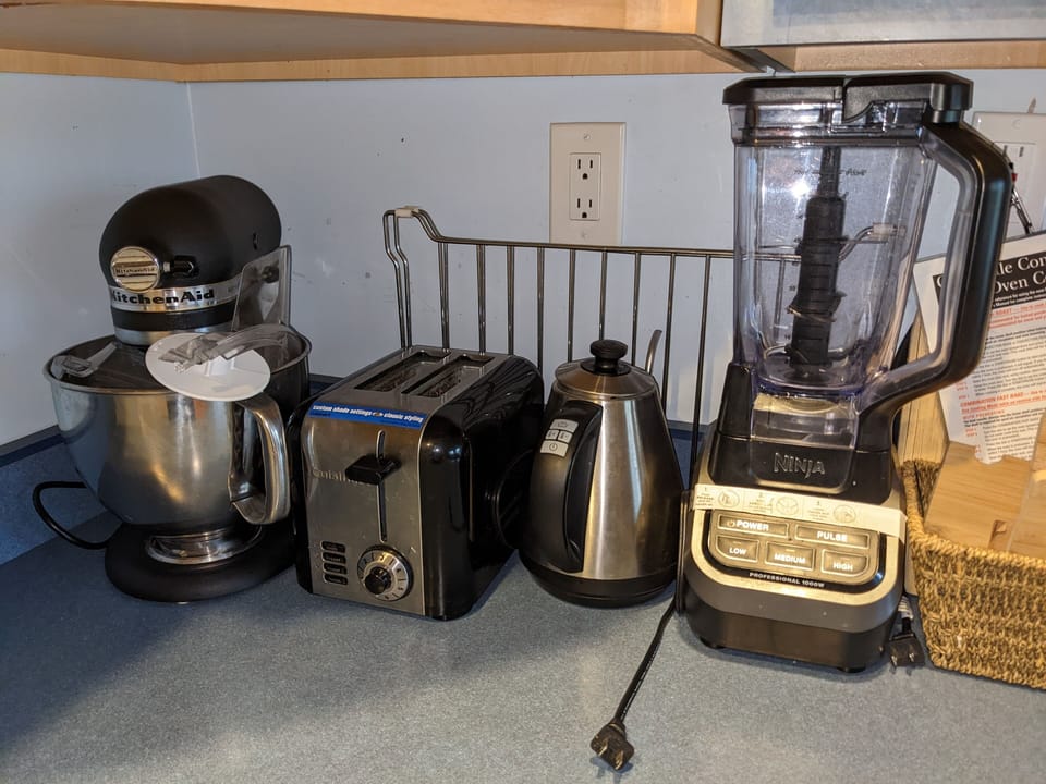 Many appliance and fully equipted kitchen