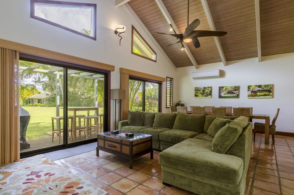Easy access to greenbelt area, outdoor dining and grill. Dining area seats 10