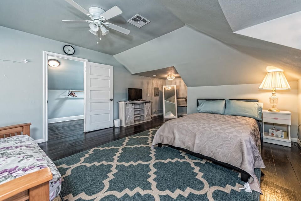 Queen bed-Room #5