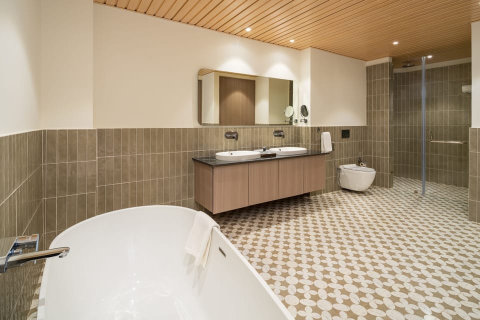 Shower, rainfall showerhead, free toiletries, hair dryer