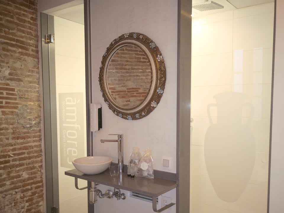 Deluxe Double Room | Bathroom | Shower, rainfall showerhead, hair dryer, towels