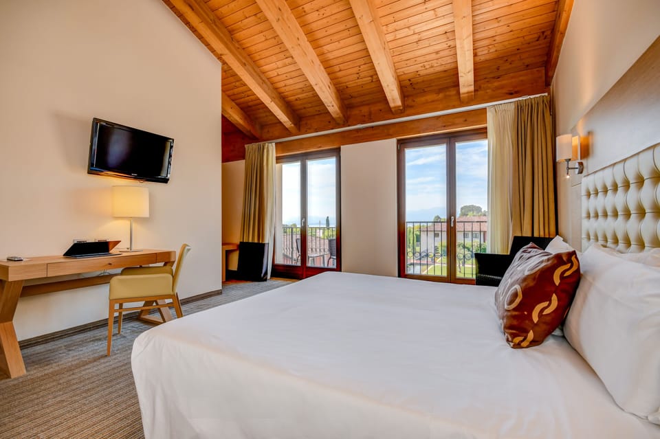 Standard Suite | In-room safe, desk, laptop workspace, blackout drapes