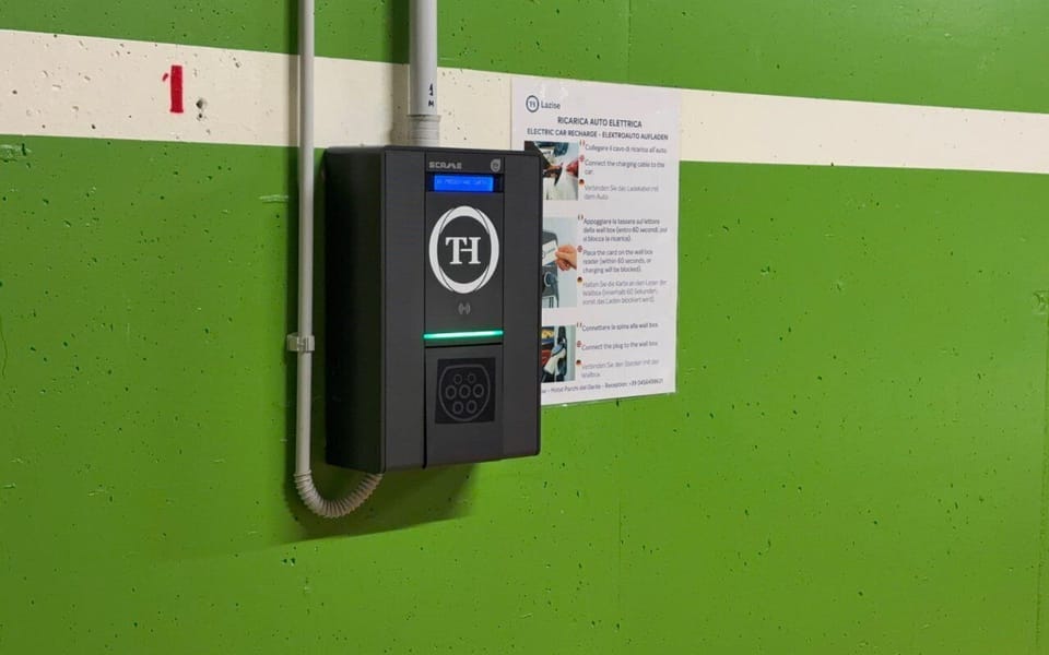 Electric vehicle charging station