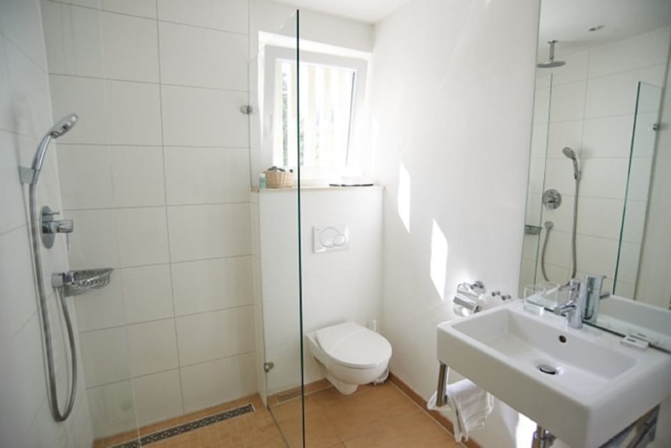 Standard Double Room, 1 King Bed | Bathroom | Shower, free toiletries, hair dryer, towels