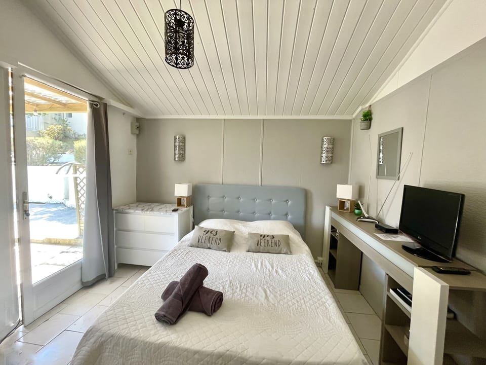 Classic Triple Room | Blackout drapes, soundproofing, iron/ironing board (on request)