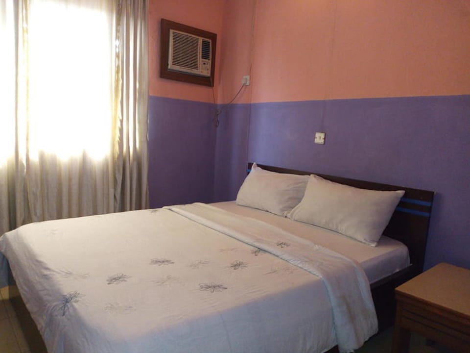 Royal Room, 1 Queen Bed, Non Smoking | Desk, laptop workspace, bed sheets