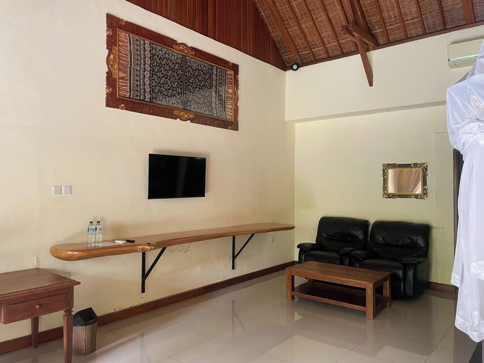 Deluxe King Room With Pool View | In-room safe, desk, blackout drapes, iron/ironing board