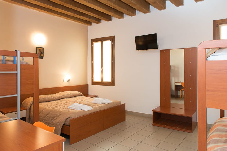 Family Room | Desk, soundproofing, free WiFi, bed sheets