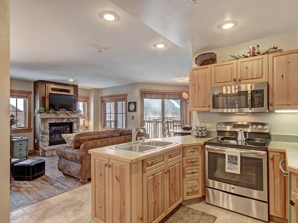 Condo, 1 Bedroom, Non Smoking | Private kitchen | Full-size fridge, microwave, oven, stovetop
