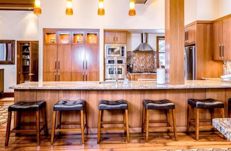 Condo, 4 Bedrooms, Non Smoking | Private kitchen | Fridge, microwave, oven, stovetop