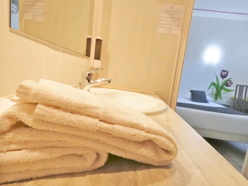 Standard Room, 1 Double Bed, Non Smoking | Bathroom | Shower, free toiletries, hair dryer, towels