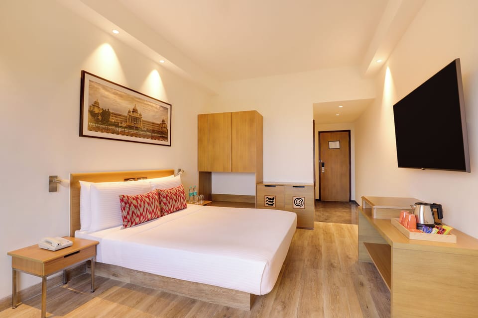 Business Room | Minibar, in-room safe, desk, blackout drapes