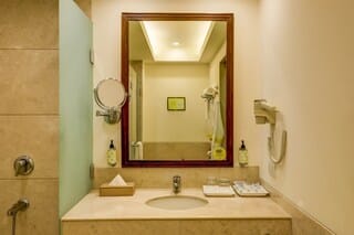 Executive Suite | Bathroom | Combined shower/tub, free toiletries, hair dryer, towels