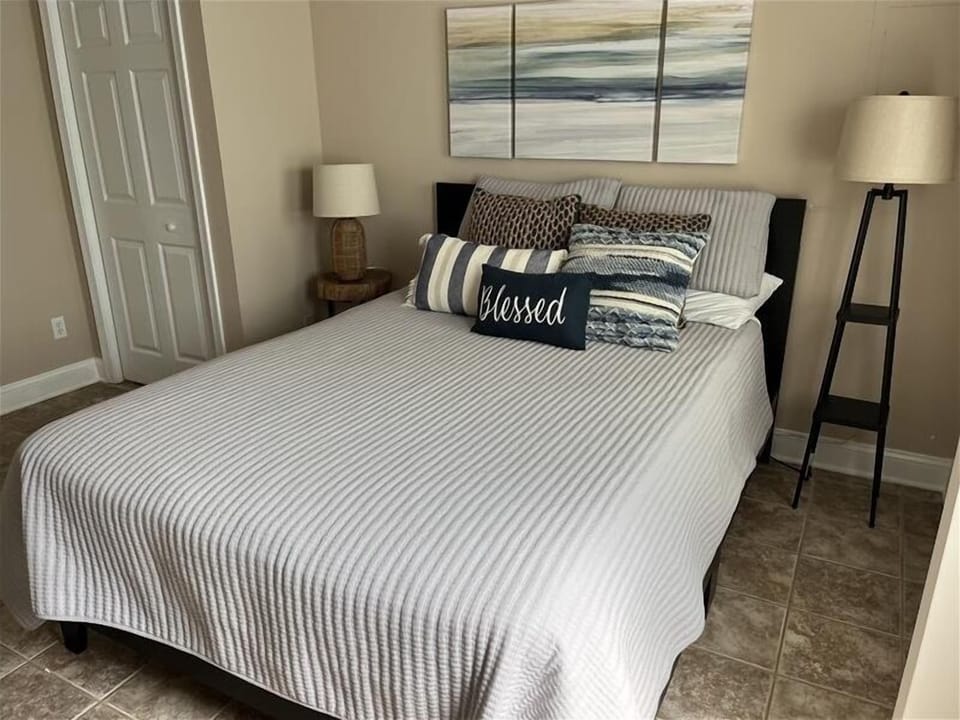 Roadside - Guest Bedroom