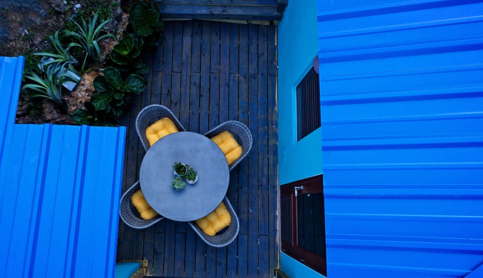 Beautiful outdoor space for bbq or just listen to the waves.