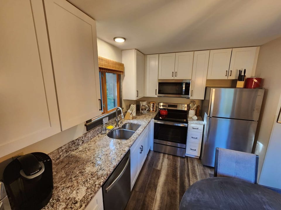 Updated kitchen with Keurig and filter coffee makers, air fryer