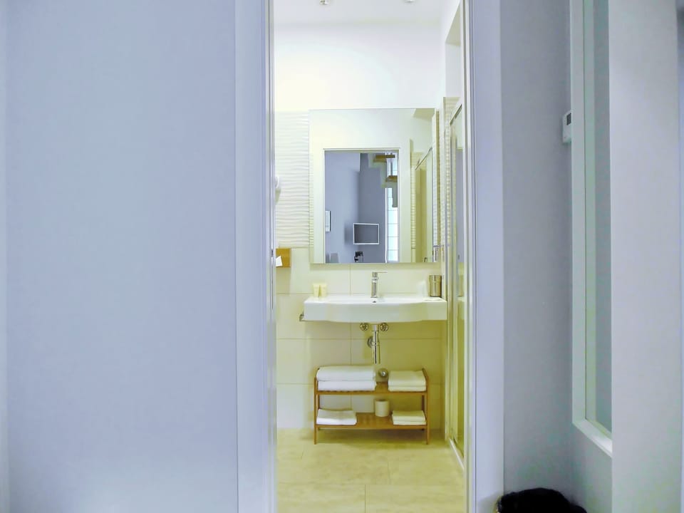 Junior Loft | Bathroom | Shower, rainfall showerhead, free toiletries, hair dryer