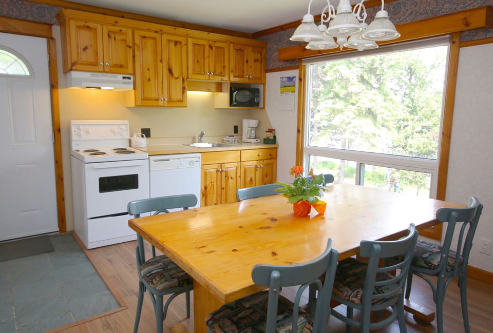 Deluxe Cottage, 3 Bedrooms | In-room dining