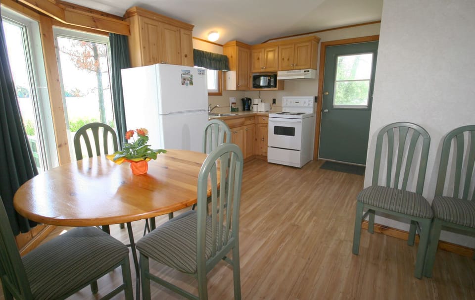 Superior Cottage, 3 Bedrooms | In-room dining