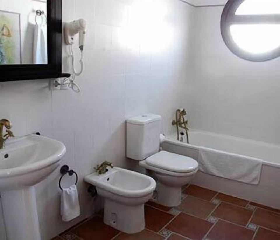 Combined shower/tub, free toiletries, hair dryer, towels