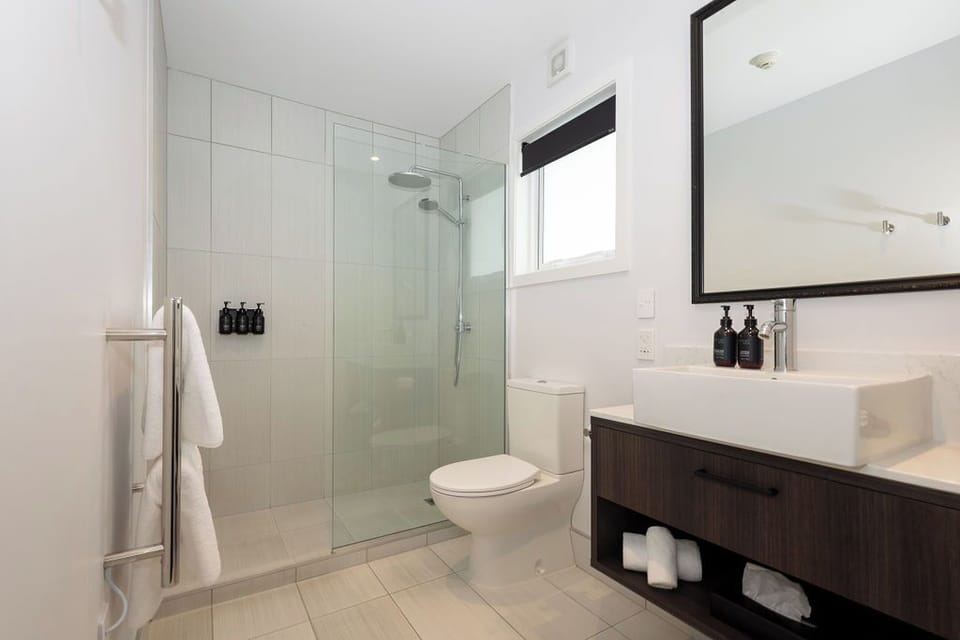 Superior Room | Bathroom | Shower, rainfall showerhead, free toiletries, hair dryer