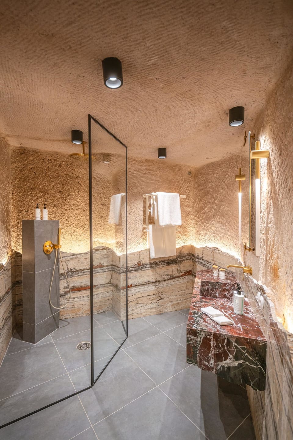 Junior Cave Suite with Fireplace | Bathroom | Shower, eco-friendly toiletries, hair dryer, slippers