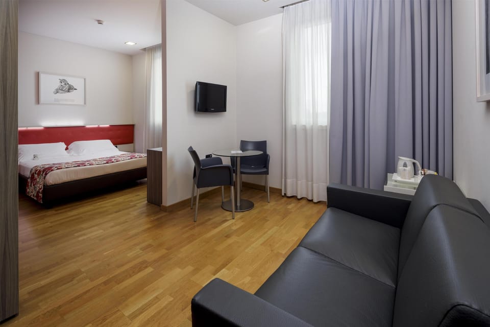 Superior Room, 1 Queen Bed | Premium bedding, down comforters, pillowtop beds, minibar
