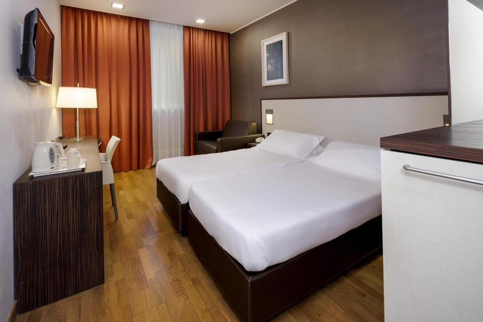 Comfort Room, 2 Twin Beds | Premium bedding, down comforters, pillowtop beds, minibar