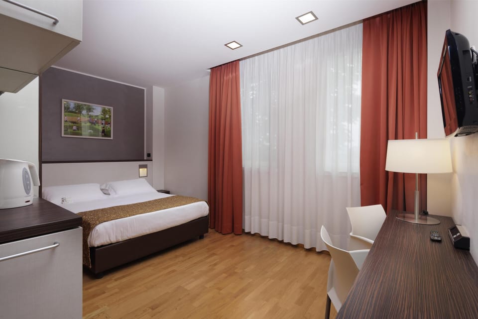Standard Room, 1 Queen Bed | Premium bedding, down comforters, pillowtop beds, minibar