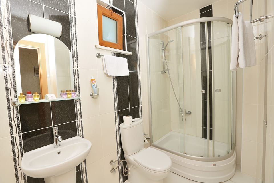 Shower, rainfall showerhead, free toiletries, hair dryer