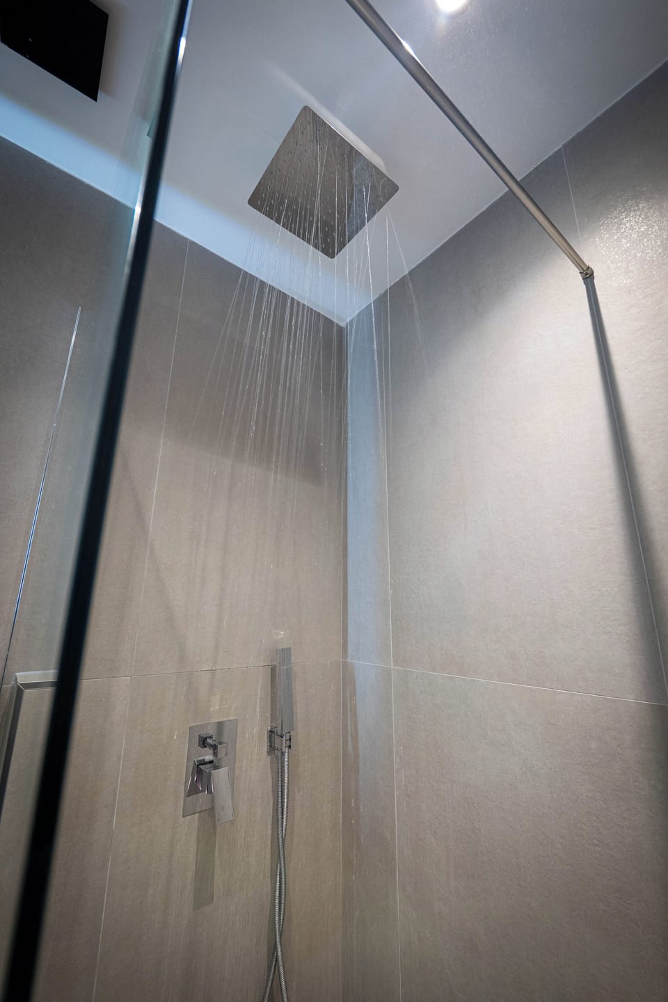 Deluxe Triple Room | Bathroom | Free toiletries, bidet
