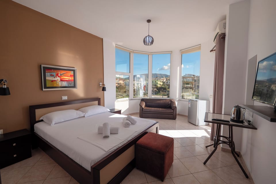 Deluxe Triple Room | Desk, soundproofing, bed sheets