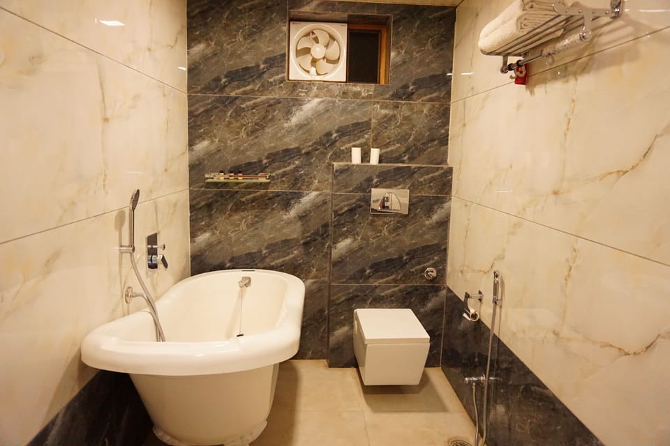 Luxury Double Room | Bathroom | Rainfall showerhead, free toiletries, hair dryer, bidet
