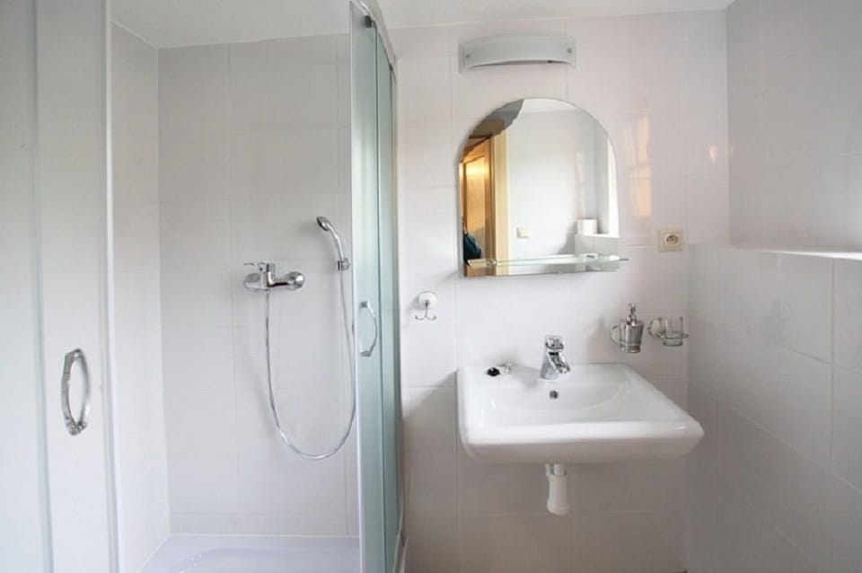 Bathtub, free toiletries, towels
