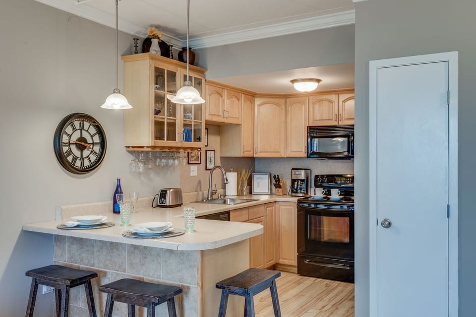 Kitchen appliances include stove, microwave, dishwasher, refrigerator w/icemaker