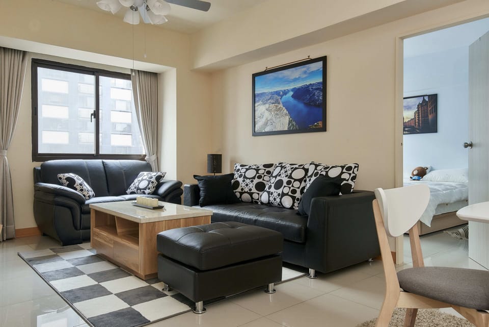 Living room (MOD cable with the most international channels TW offers.)客廳